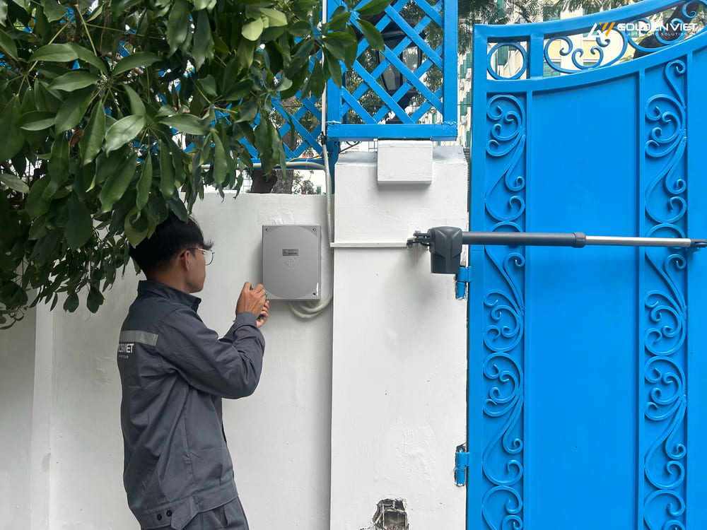 Kỹ thuật viên lắp đặt cổng tay đòn Proteco #1